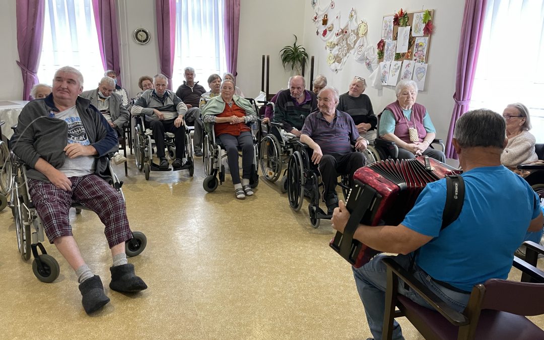 Harmonika hangja zengi be a Balfi úti Idősek Otthonát